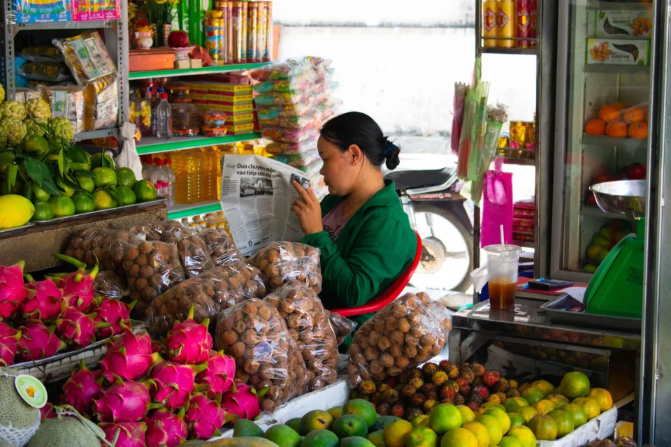 Chủ tiệm đang sắp hàng lên kệ